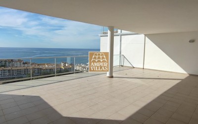 Bonito apartamento moderno cerca de la playa con vistas panorámicas.